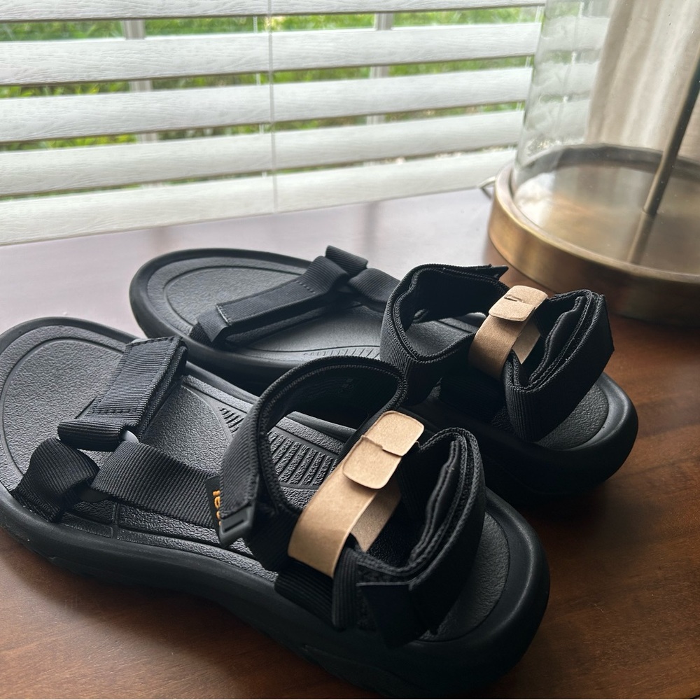 Men’s Teva Sandals Sz 8 Hurricane NIB
